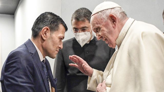 Papež se setkal s otcem chlapců, kteří utonuli s matkou při útěku do Evropy